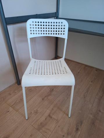 Wit stoeltje IKEA, weinig gebruikt beschikbaar voor biedingen