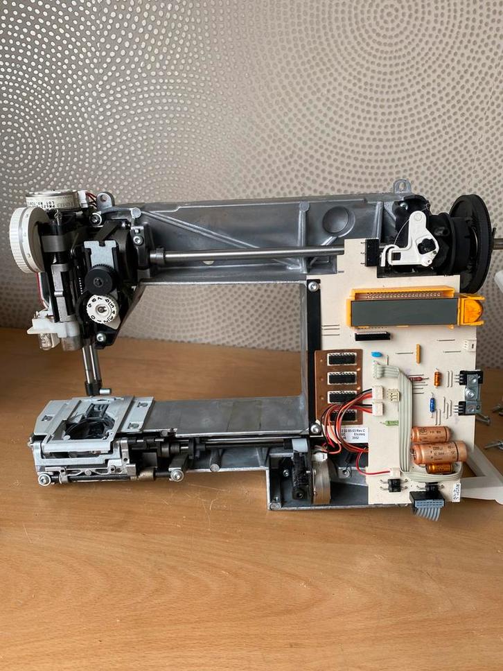 INKOOP/VERKOOP/REPARATIE EN ONDERHOUD VAN NAAIMACHINES, Hobby en Vrije tijd, Naaimachines en Toebehoren, Gebruikt, Naaimachine