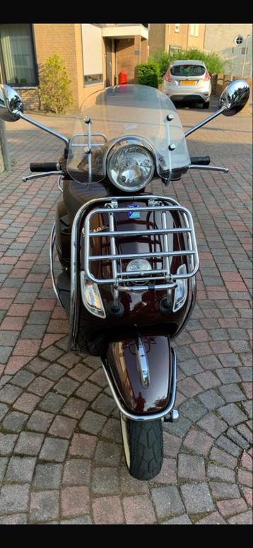 Vespa Touring Donkerbruin Speciale Editie beschikbaar voor biedingen