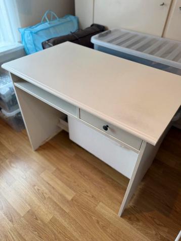 Bureau wit beschikbaar voor biedingen