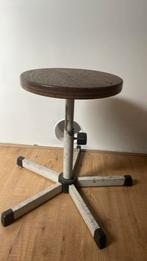 Brocante kruk, Huis en Inrichting, Ophalen, In hoogte verstelbaar, Gebruikt, Hout