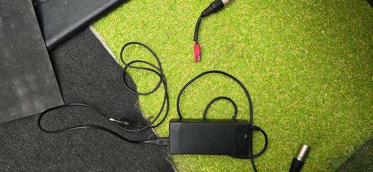 Opgeknapte E-Step met nieuwe accu's en vering, Fietsen en Brommers, Steps, Zo goed als nieuw, Elektrische step (E-scooter), Ophalen