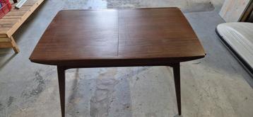 Mooie donkerbruine eetkamertafel uit de jaren 60. De tafel i beschikbaar voor biedingen