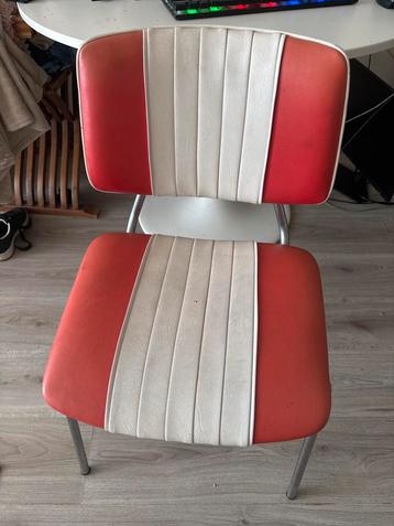 Vintage stoel beschikbaar voor biedingen