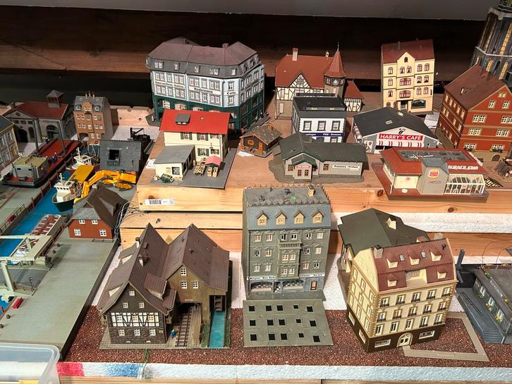 Alles moet weg huizen!!! (Overzicht 2), Hobby en Vrije tijd, Modeltreinen | H0, Boek, Tijdschrift of Catalogus, Gelijkstroom of Wisselstroom