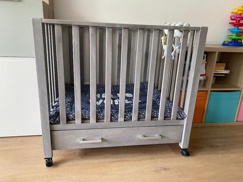 Box Casper met lade en wieltjes grey wash, Kinderen en Baby's, Boxen, Gebruikt, Rechthoekig, Lade, Wieltjes, Ophalen