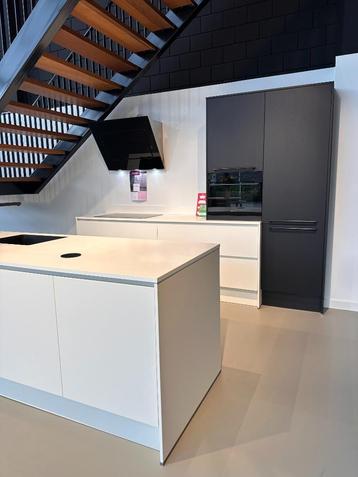 Ongebruikte Zwart Witte keuken inc. apparatuur te koop beschikbaar voor biedingen