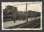 WOII foto : Duitse troepen wachten op hun treintransport., Verzenden, Landmacht, Duitsland, Foto of Poster