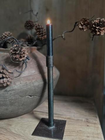 Smeedijzeren kandelaar sober sleets landelijk beschikbaar voor biedingen