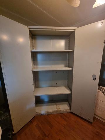 Metalen kast  beschikbaar voor biedingen