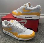 Nike Air Max 1 Essential 'University Gold', Kleding | Heren, Schoenen, Overige kleuren, Nike, Nieuw, Ophalen of Verzenden