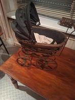 Antiek poppenwagentje met pop in klederdracht, Antiek en Kunst, Ophalen of Verzenden