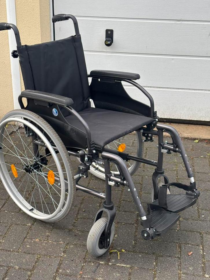 Rolstoel Vermeiren type D200 inklapbaar, nieuwprijs €450,00, Diversen, Rolstoelen, Zo goed als nieuw, Handbewogen rolstoel, Inklapbaar