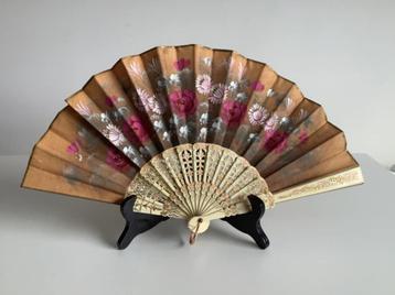 leuke vintage waaier met bloemen beschikbaar voor biedingen