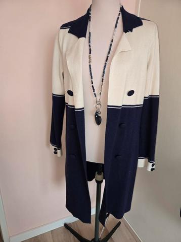Navy & crème cardigan – grafisch & zacht beschikbaar voor biedingen