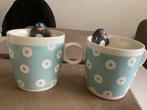 2 mokken met rondjes en  pinguïn, wit met lichtblauw, Ophalen of Verzenden, Zo goed als nieuw, Overige stijlen, Kop(pen) en/of Schotel(s)