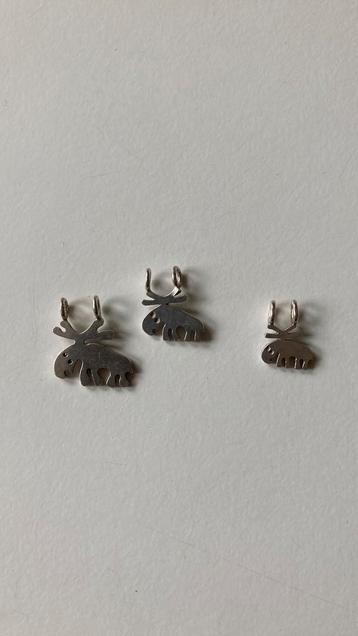 Eland familie bedeltjes van zilver beschikbaar voor biedingen