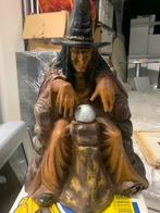 Tuinbeeld Heks met Kristallen Bol, Tuin en Terras, Ophalen of Verzenden, Gebruikt, Beton, Overige typen