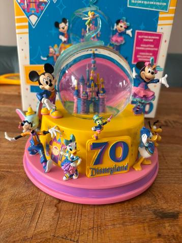 Disney snowglobe disneyland 70 year musical en light beschikbaar voor biedingen