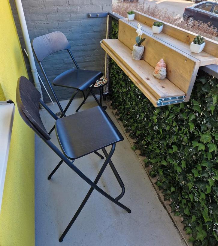 Twee zwarte inklapbare stoelen met balkon tafel., Huis en Inrichting, Stoelen, Gebruikt, Twee, Hout, Metaal, Zwart, Ophalen of Verzenden