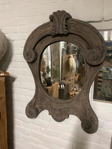 Stoere grote ossenoog spiegel beschikbaar voor biedingen