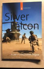 Boek silver falcon 25 jaar luchtmobiele brigade, Verzamelen, Militaria | Algemeen, Nederland, Boek of Tijdschrift, Landmacht, Verzenden