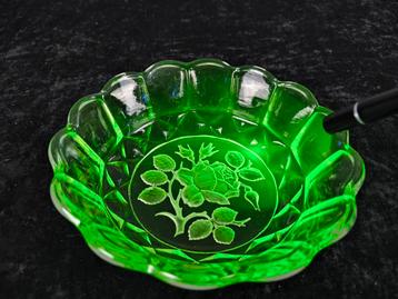 Vintage schaal van uranium glas beschikbaar voor biedingen