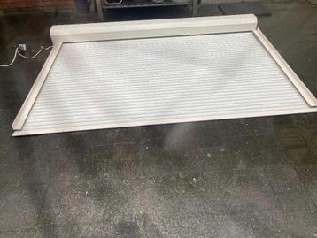 wit electrisch rolluik breed 2.53 mtr  x 1.71 mtr hoog  beschikbaar voor biedingen