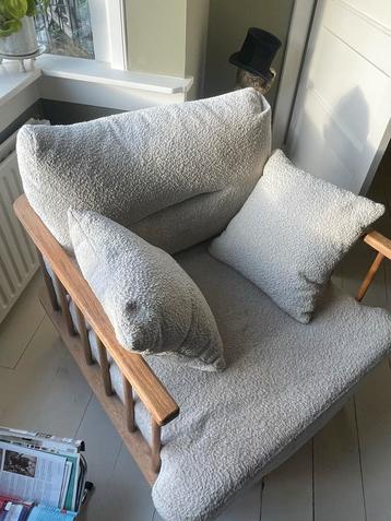 Comfortabele fauteuil met houten frame beschikbaar voor biedingen