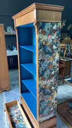 Brocante grenen kast met bloemen behang, Huis en Inrichting, Kasten | Boekenkasten, 50 tot 100 cm, 25 tot 50 cm, 150 tot 200 cm