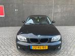 BMW 1-SERIE 1.6 116I 2005 ZWART NIEUW APK! AIRCO PARKEERHULP, Auto's, BMW, 1596 cc, Achterwielaandrijving, Zwart, 4 cilinders