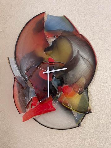 Glasgeblazen klok beschikbaar voor biedingen