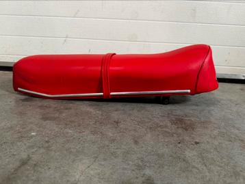 Buddyseat rood geveerd beschikbaar voor biedingen