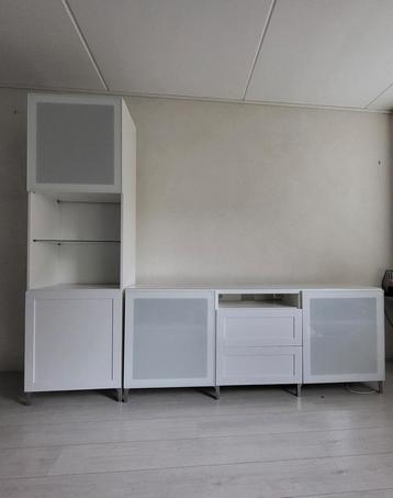 Ikea Besta tv meubel en vitrinekast 