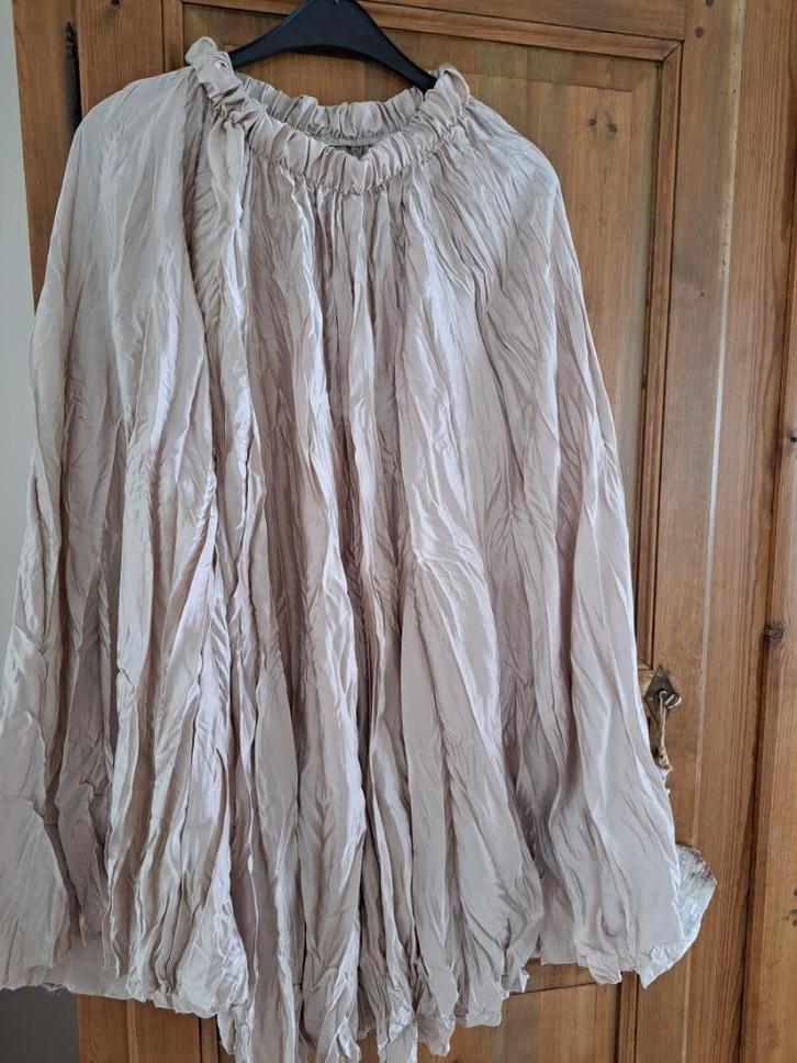 Mooie beige crincle rok (44/46/XXL), Kleding | Dames, Rokken, Zo goed als nieuw, Maat 46/48 (XL) of groter, Beige, Onder de knie