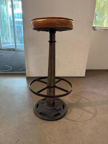 Industriële kruk met de basis uit 1765. beschikbaar voor biedingen