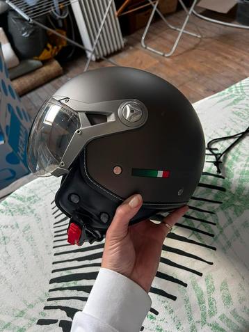 Twee scooter helmen beschikbaar voor biedingen