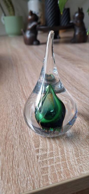 Glazen druppel ornament beschikbaar voor biedingen