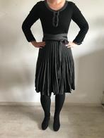 Gebreide jurk in zwart en grijs met ceintuur - maat 40, Maat 38/40 (M), Onder de knie, Zo goed als nieuw, Zwart