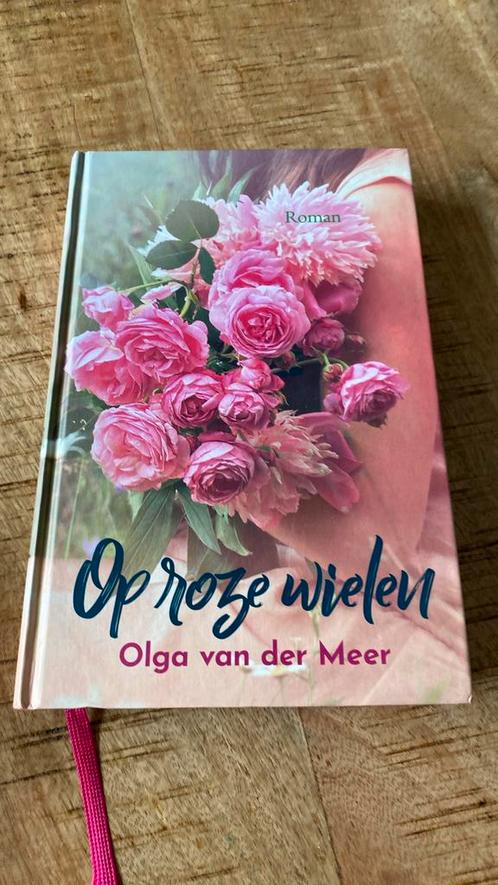 Olga van der Meer - Op roze wielen, Boeken, Streekboeken en Streekromans, Zo goed als nieuw, Ophalen of Verzenden