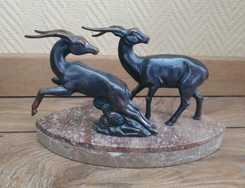 art deco beeld van een gazelle op marmeren voet beschikbaar voor biedingen