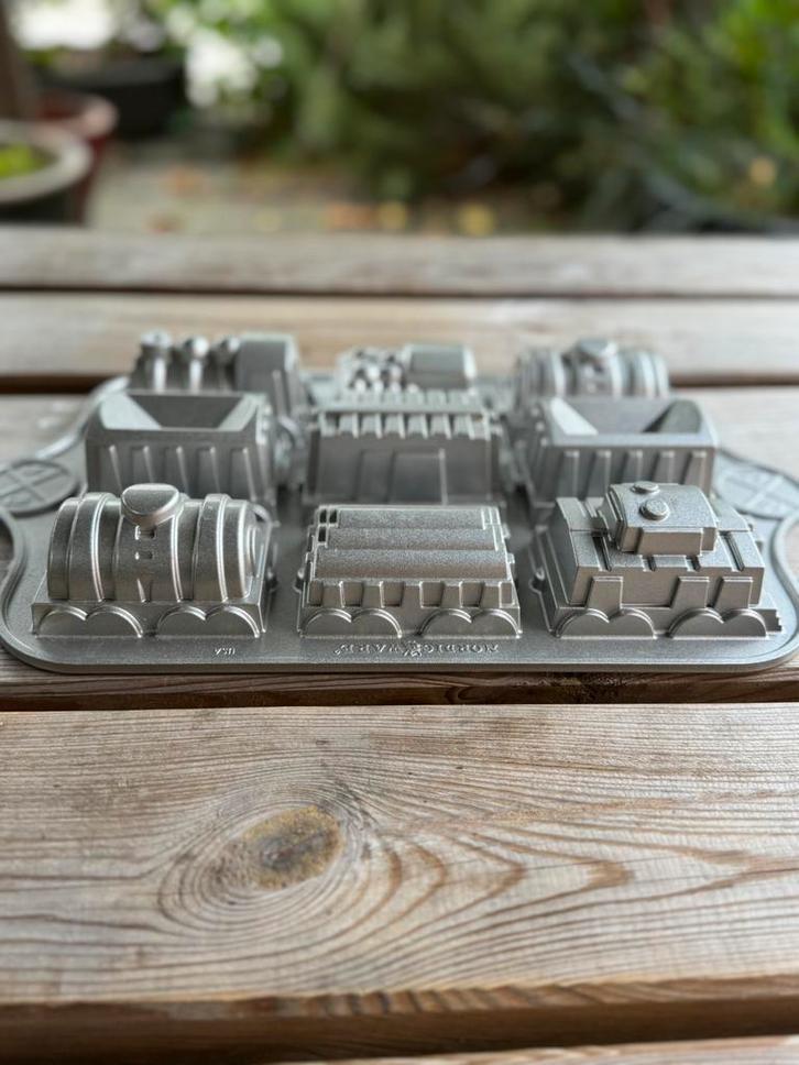 Nordic Bakeware train cake pan - bakblik treinen zgan, Hobby en Vrije tijd, Taarten en Cupcakes maken, Zo goed als nieuw, Bakvorm