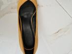 Gele pumps van Bershka, Pumps, Geel, Gedragen, Bershka