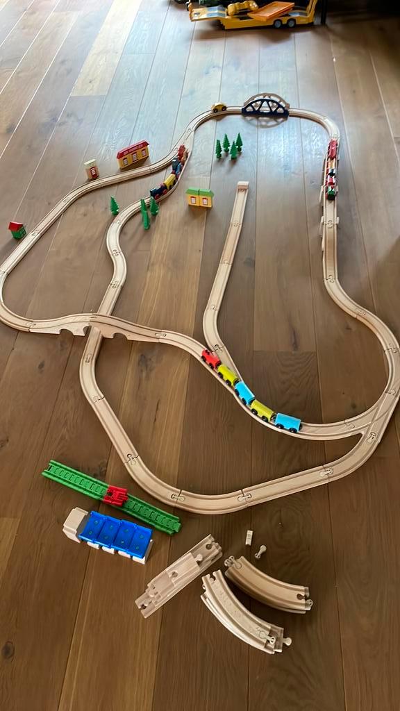 Houten treinbaan met treintjes en veel accesoires, Kinderen en Baby's, Speelgoed | Houten speelgoed, Zo goed als nieuw, Ophalen of Verzenden