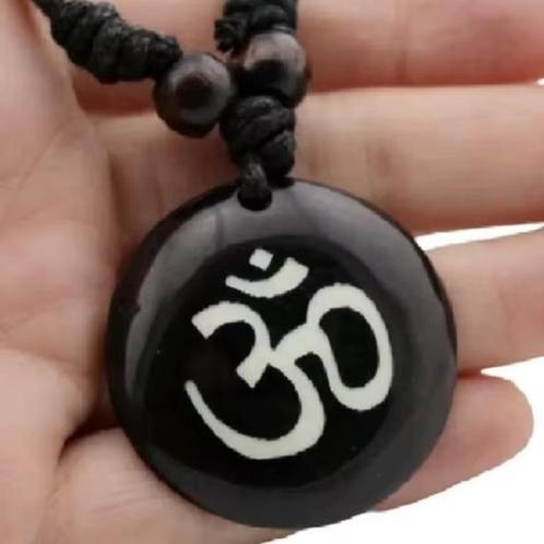 Hindoe OHM hanger aan verstelbaar koordketting., Sieraden, Tassen en Uiterlijk, Kettingen, Nieuw, Overige materialen, Zwart, Verstelbaar