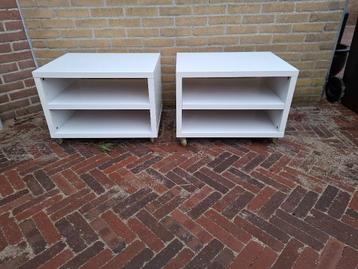 2 witte IKEA ODDA nachtkastjes/bijzettafeltjes op wielen beschikbaar voor biedingen