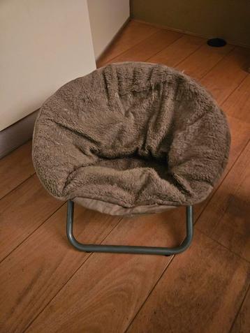 Stoeltje voor poes of kleine hond beschikbaar voor biedingen