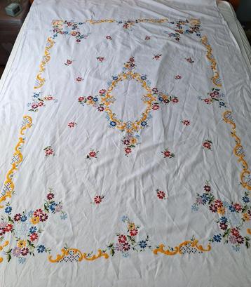 Groot linnen/katoenen tafelkleed met geborduurde bloemen  beschikbaar voor biedingen