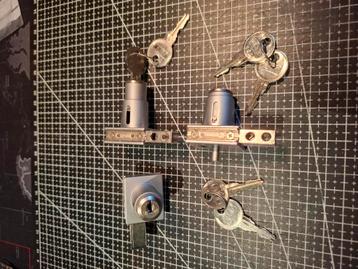 vitrinekast slotjes beschikbaar voor biedingen