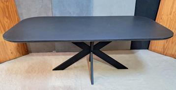 Industriële betonstuc eettafel  kleur zwart beschikbaar voor biedingen